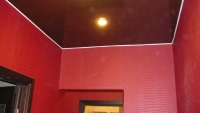 бордовый натяжной потолок